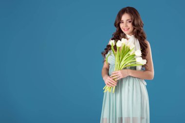 mutlu kız elbise mavi izole kamera bakarak Lale buketi ile
