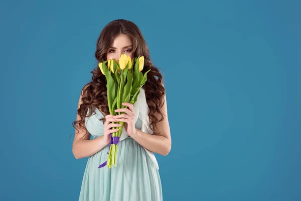 Mooi Meisje Snuiven Gele Tulpen Geïsoleerd Blauw — Stockfoto