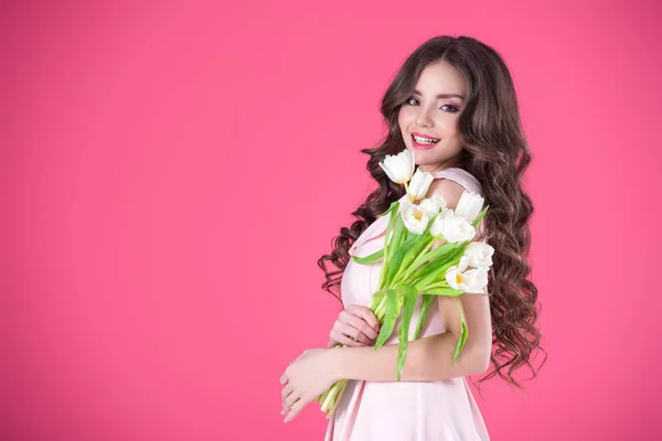 Jolie Fille Robe Rose Avec Bouquet Tulipes Regardant Caméra Isolée — Photo