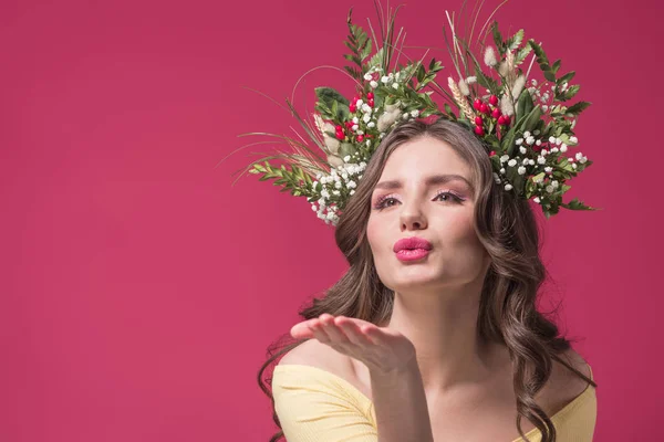 Hermosa Chica Con Flores Hierbas Corona Cabeza Envío Aire Beso —  Fotos de Stock