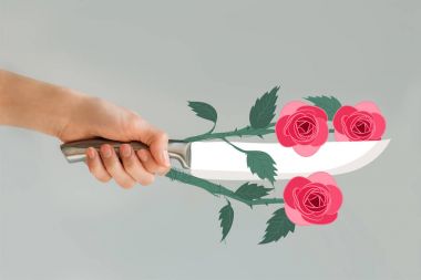 Kadının elinde bıçakla gri izole Güllü Resim kırpılmış