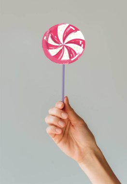 Lolipop gri izole onun elinde tutan kadın Resim kırpılmış 