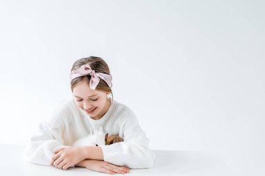 Beyaz çok güzel tüylü tavşan ile oynarken güzel mutlu kız 