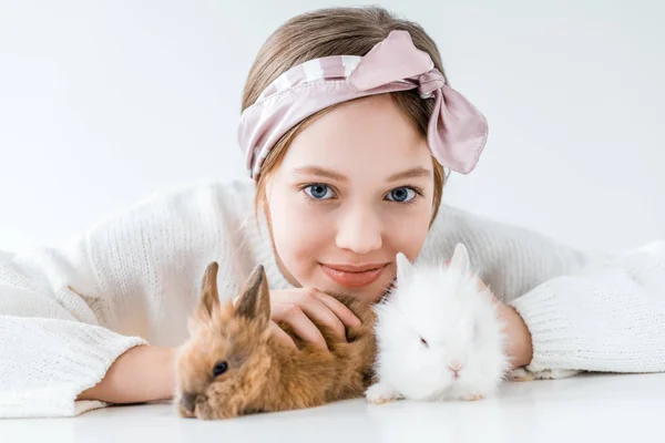 Прелестная Маленькая Девочка Играет Кроликами Улыбается Камеру Белом — стоковое фото