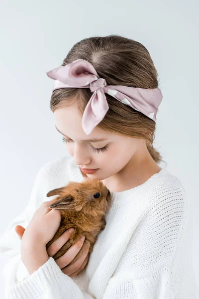 Close Vista Bela Menina Adolescente Segurando Adorável Coelho Peludo Isolado — Fotografia de Stock