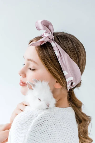 Hermosa Chica Sosteniendo Lindo Conejo Blanco Aislado Blanco — Foto de Stock