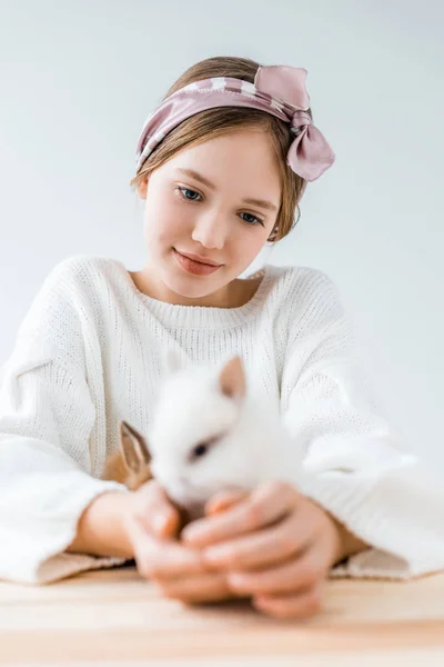 Foyer Sélectif Fille Souriante Tenant Lapins Poilus Mignons Sur Blanc — Photo gratuite