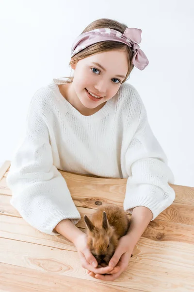 Gyönyörű Kicsi Lány Mosolyogva Fényképezőgép Aranyos Szőrös Nyúl Tartásával — Stock Fotó