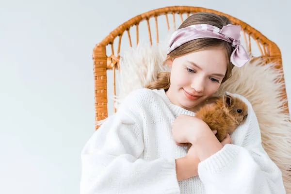 Schönes Kleines Mädchen Umarmt Niedliche Pelzige Kaninchen Isoliert Auf Weiß — Stockfoto