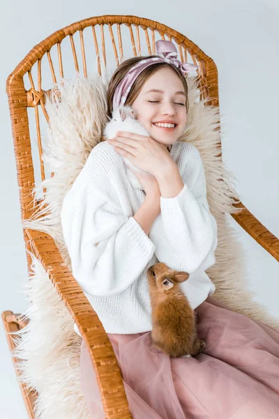 Bela Menina Adolescente Feliz Abraçando Coelhos Enquanto Sentado Cadeira Balanço — Fotografia de Stock