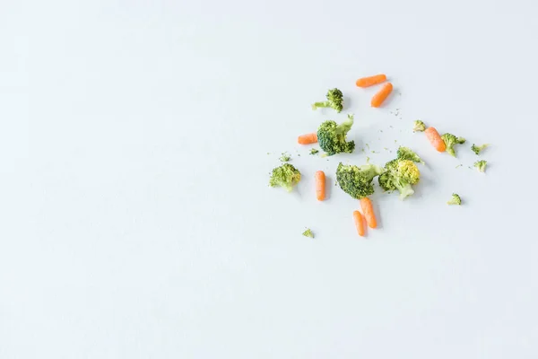 Верхний Вид Свежей Сырой Спелой Моркови Брокколи Белом — стоковое фото