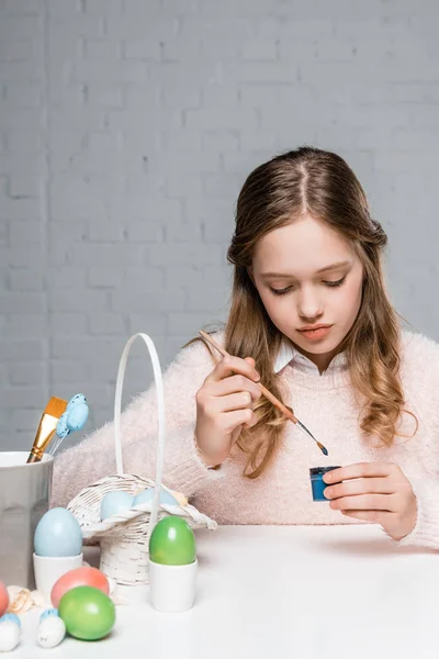 Aranyos Kislány Húsvéti Tojásfestés Asztalnál — ingyenes stock fotók