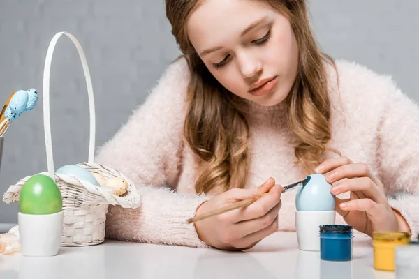 Beautiful Focused Teenage Girl Painting Egg Easter — Stock Photo, Image