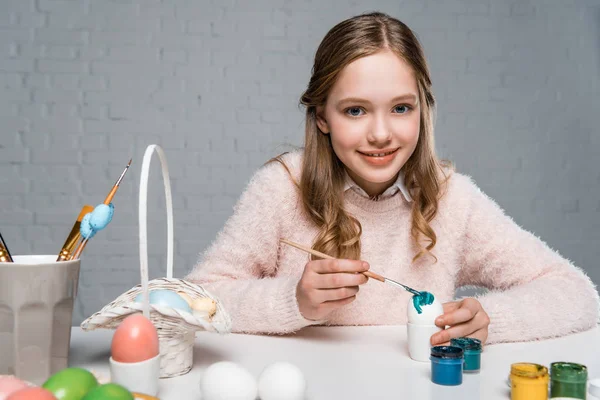 Dorable Happy Girl Painting Easter Egg Smiling Camera — Stock Photo, Image