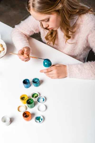 Beautiful Focused Teenage Girl Painting Easter Egg Table — Free Stock Photo