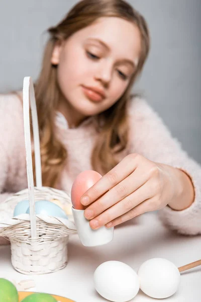 Close View Girl Holding Painted Easter Egg — Free Stock Photo