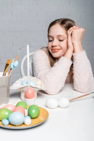 Mooi Blij Meisje Met Mand Pasen Eieren Kijken — Stockfoto