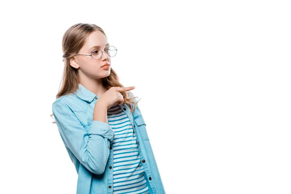 美丽的十几岁的女孩在眼镜指向远离白色的手指 — 图库照片