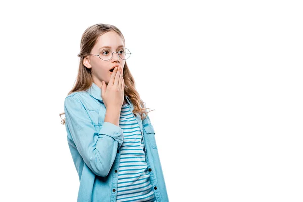 Chocado Adolescente Gafas Mirando Lejos Aislado Blanco — Foto de stock gratis