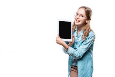 Dijital tablet boş ekran ile tutarak ve üzerinde beyaz izole kamera gülümseyen gözlük sevimli genç kız