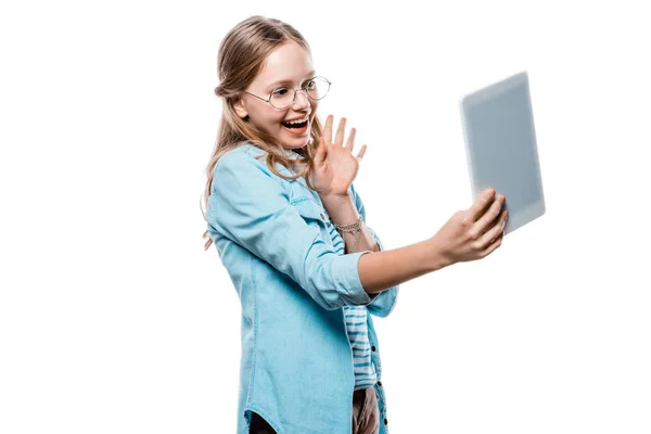 Fröhliches Teenager Mädchen Brille Mit Digitalem Tablet Isoliert Auf Weiß — kostenloses Stockfoto