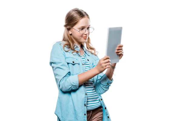 Bonito Sorrindo Adolescente Menina Óculos Usando Tablet Digital Isolado Branco — Fotos gratuitas