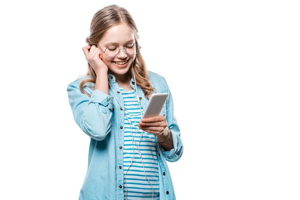 Adorable Chica Feliz Auriculares Usando Teléfono Inteligente Aislado Blanco — Foto de Stock