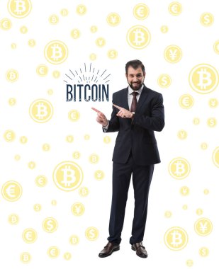 kelime bitcoin beyaz izole gösteren takım elbiseli gülümseyen iş adamı sakallı