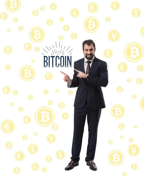 Homme Affaires Souriant Barbu Costume Pointant Vers Mot Bitcoin Isolé — Photo