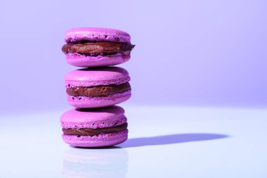 Menekşe arka planda, ultra violet eğilim mor macarons yığını