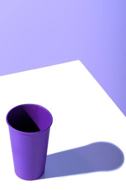 kopya alanı ile beyaz yüzey üzerinde mor plastik tek kullanımlık bardak
