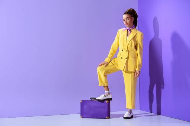 çekici Afro-Amerikan kız mor çanta trendy ultra violet zemin üzerine sarı elbiseli poz