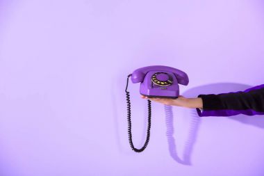 ultra violet duvara vintage döner telefon tutarak kız görünümünü kırpılmış 