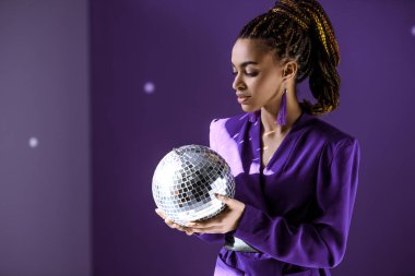 şık melez model mor ceket disko topu, ultra violet eğilim ile poz