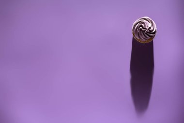 cupcake gölge, ultra violet eğilim ile mor buzlanma ile Üstten Görünüm