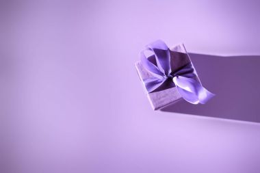 hediye kutusu mor yay, ultra violet eğilim ile Üstten Görünüm 