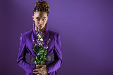 Şık melez model mor çiçekler, ultra violet izole ile poz