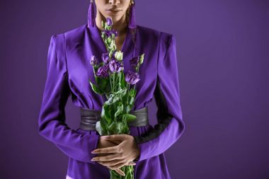 Bir buket çiçek, ultra violet izole ile takım elbiseyle poz moda kız kırpılmış görünümü