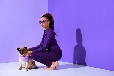çekici Afrikalı-Amerikalı genç kadın boksör, ultra violet eğilim ile mor elbiseli poz 