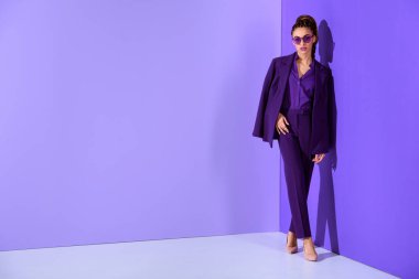 moda Afro-Amerikan kız moda mor elbiseli, ultra violet eğilim poz