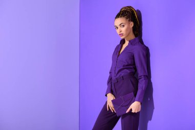 günlük, ultra violet eğilim 2018 yıl tutan güzel moda melez kız