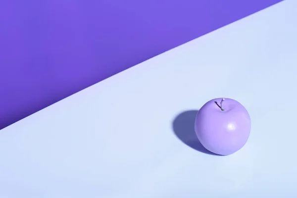 Purple Apple Violet Background Copy Space — Stock Photo, Image