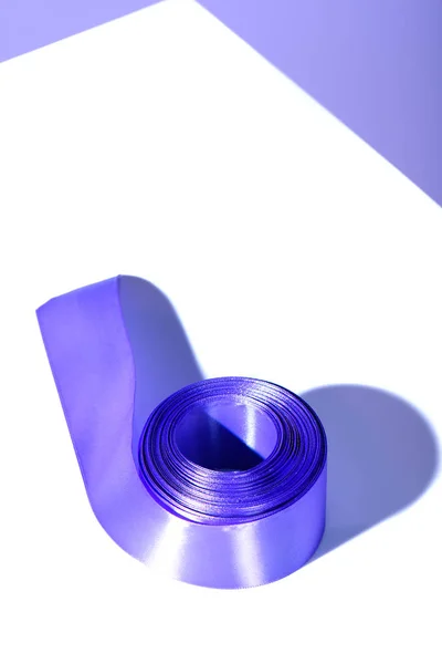 Cinta Púrpura Decorativa Sobre Superficie Blanca — Foto de stock gratuita
