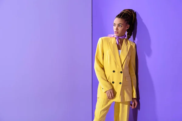 Menina Americana Africana Posando Terno Amarelo Moda Fundo Ultravioleta — Fotografia de Stock