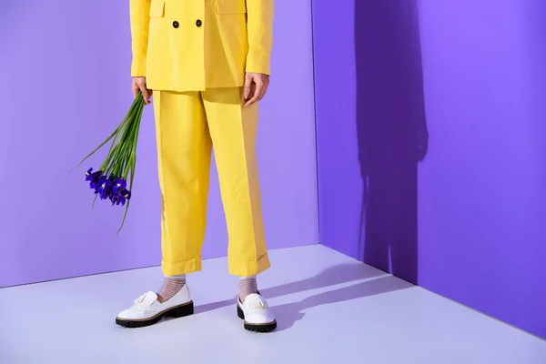 Vista Recortada Persona Traje Amarillo Con Flores Iris Sobre Fondo — Foto de Stock
