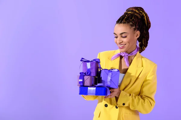 紫を保持している黄色のスーツでアフリカ系アメリカ人の女の子プレゼント トレンディな超紫色の背景に — ストック写真
