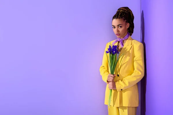 African American Girl Kolorze Żółtym Irysów Modny Ultra Fioletowe Tło — Zdjęcie stockowe