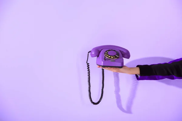 Cropped View Girl Holding Vintage Rotary Phone Ultra Violet Wall — Stock Photo, Image