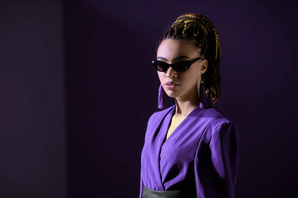 Stylish African American Girl Posing Ultra Violet Jacket Sunglasses — Stock Photo, Image