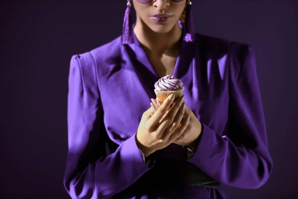 Vista Recortada Chica Afroamericana Chaqueta Ultravioleta Con Magdalena Aislada Púrpura — Foto de Stock